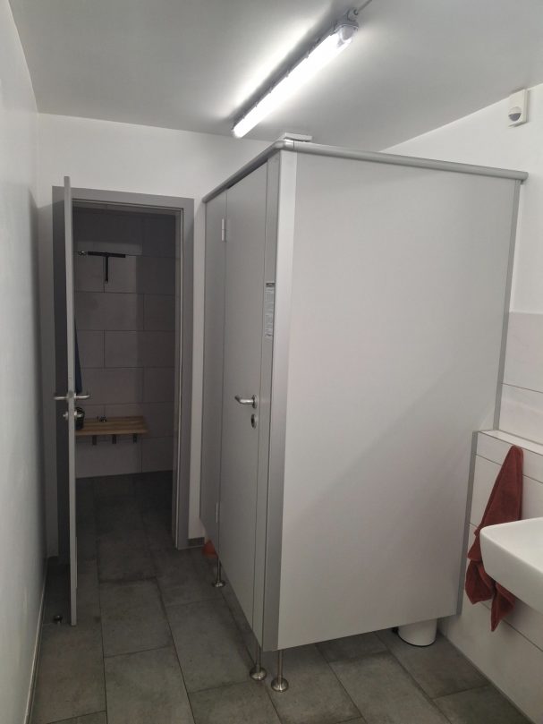 Badezimmer mit Dusche Fließen und vieles mehr